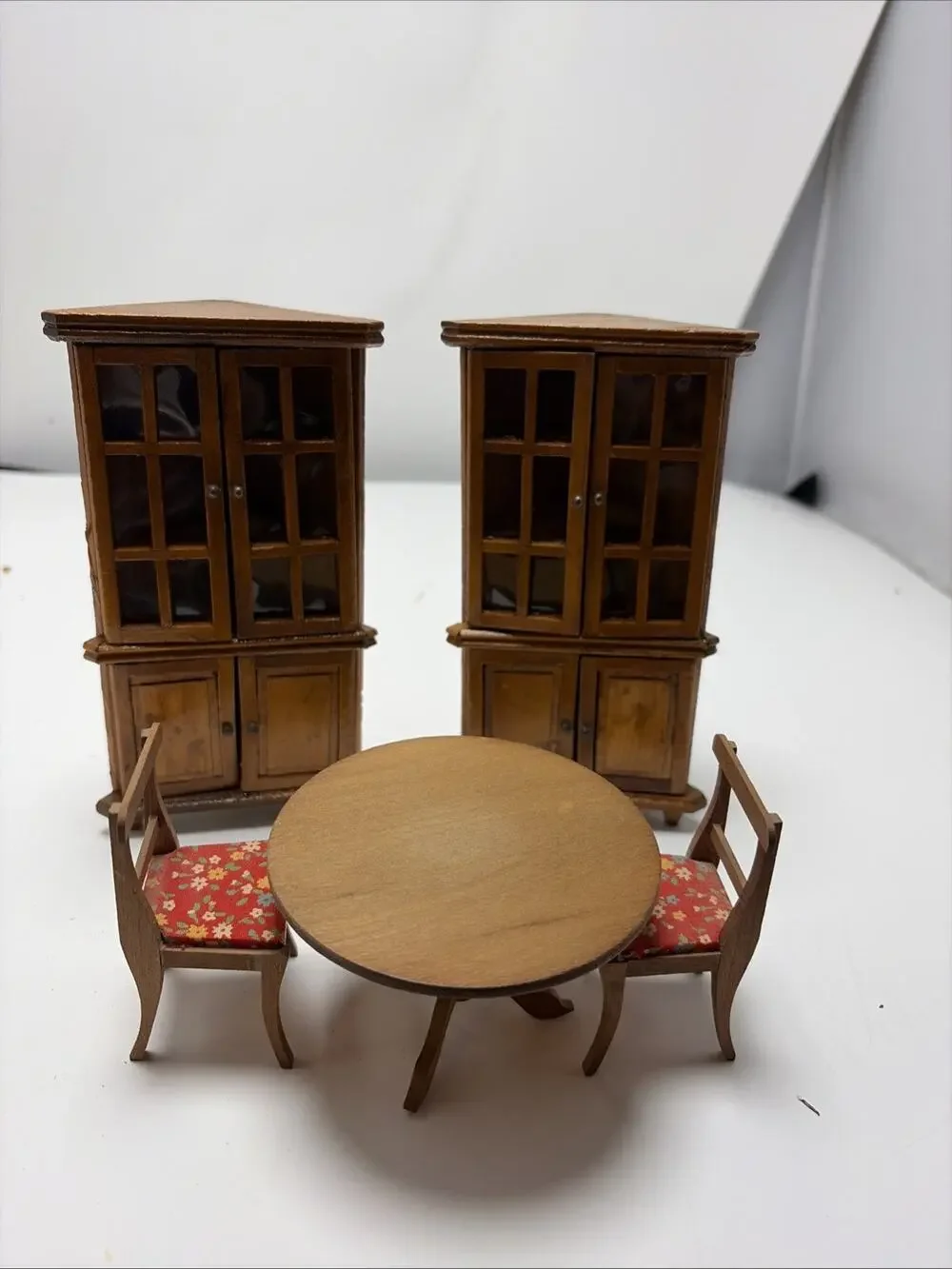 1:12 Dollhouse Miniature 2 Corner Hutch 2 Chairs Table & Victrola Walnut Finish